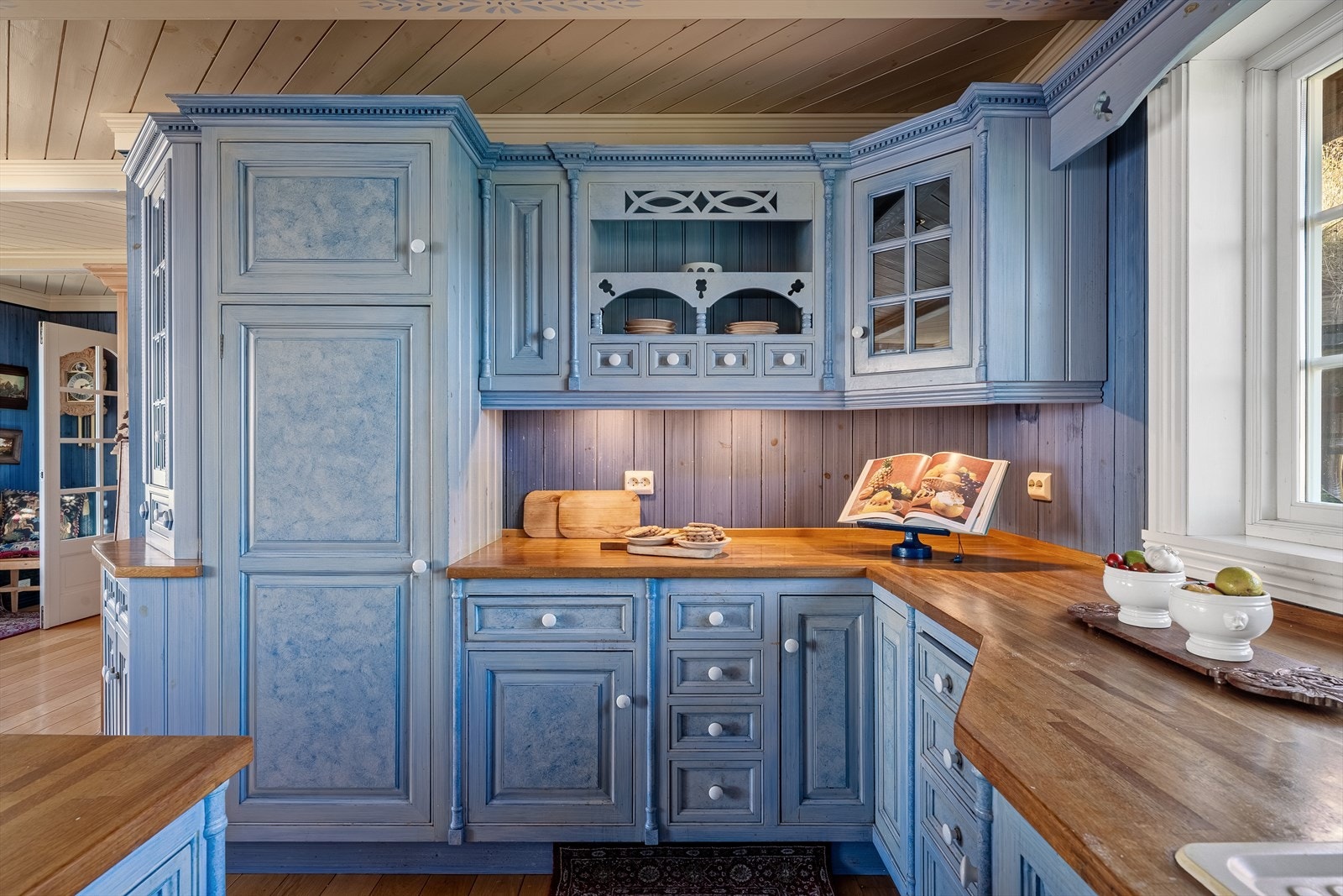 - Det er integrert kjøleskap, oppvaskmaskin, stekeovn og keramisk platetopp - Galleribilde