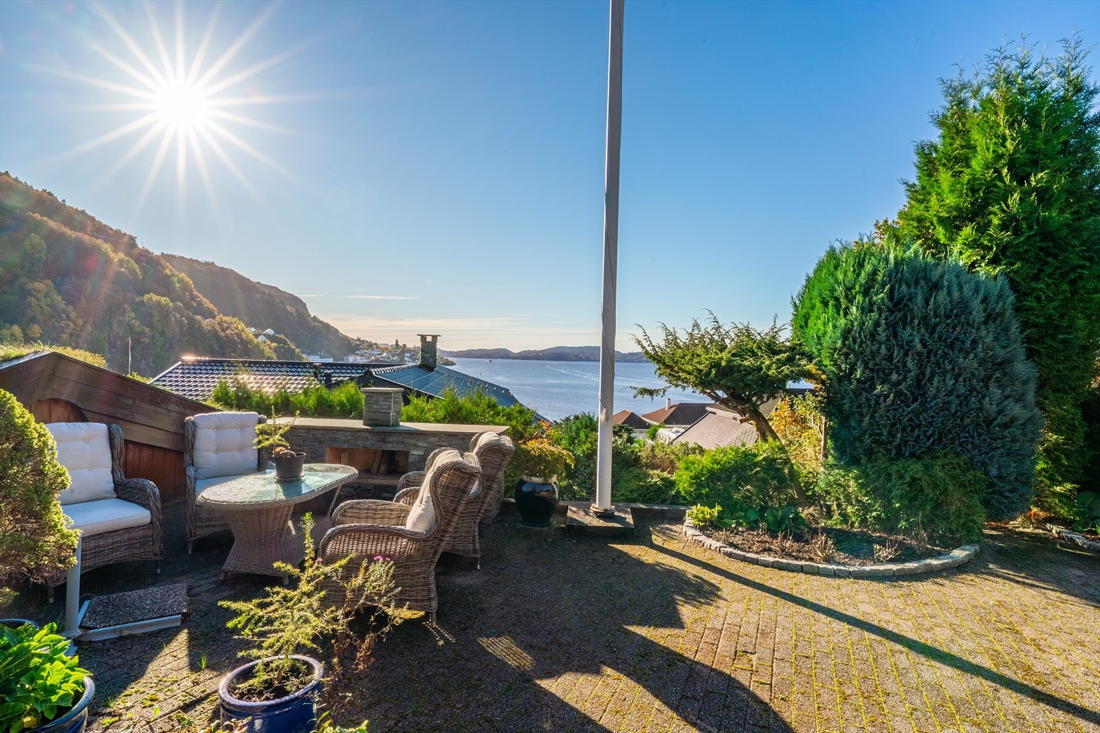 - En ordentlig unik eiendom beliggende i et rolig og etablert boligområde på Salhus - like før Nordhordalandsbroen - Galleribilde