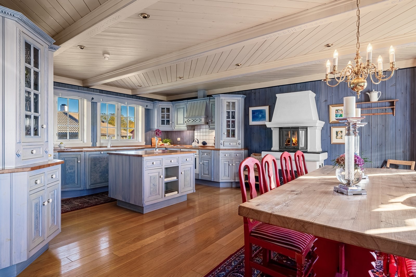 - Kjøkkeninnredning fra Jeving med malte, profilerte fronter i en nydelig blåtone og benkeplate i heltre - Galleribilde