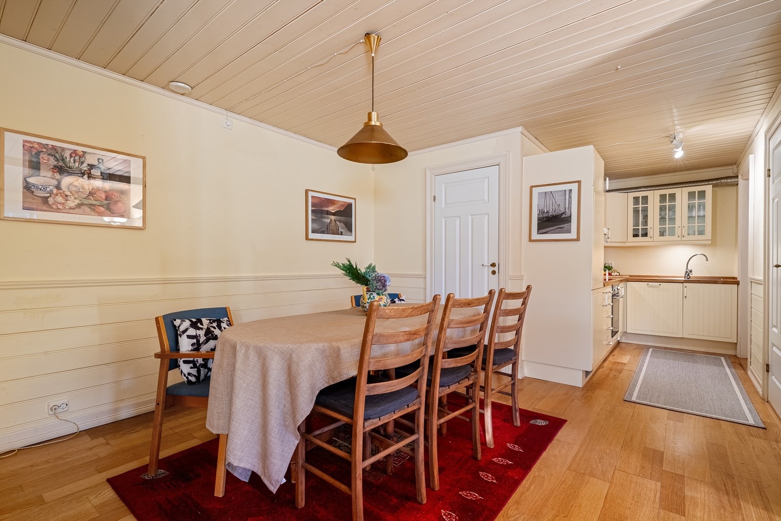 - Stue/kjøkken har en åpen løsning og strekker seg utover et areal på 29,5m² - Galleribilde