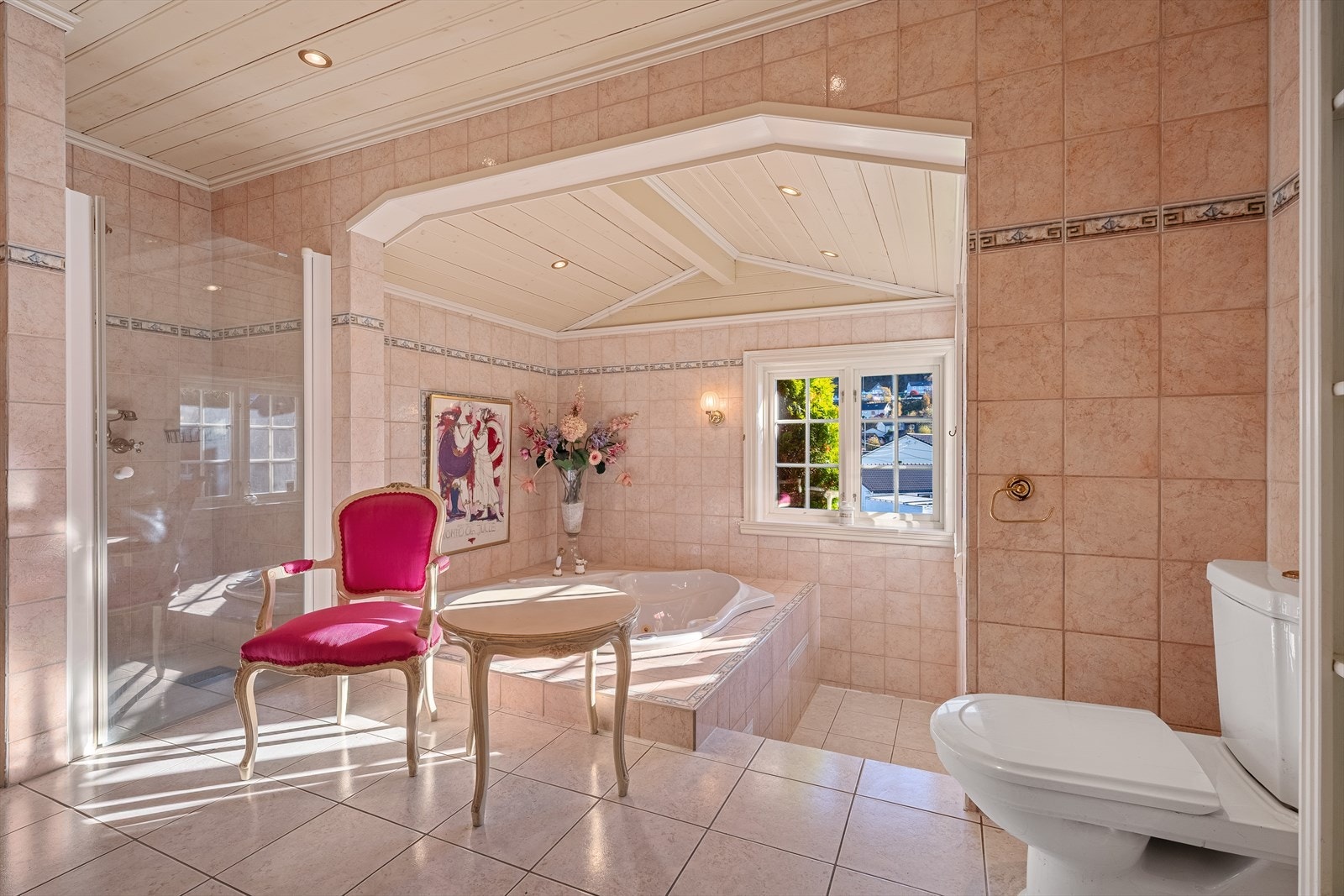 - Her har man både dusjnisje med armatur i klassisk stil, samt et innfliset hjørneboblebad - Galleribilde