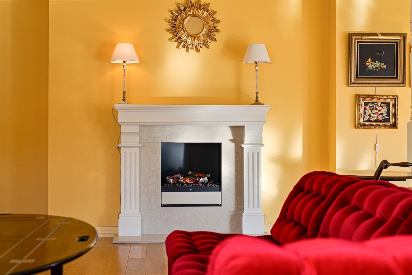 - I denne stuen er det satt inn en elektrisk peis som gir både flammeeffekt og varme - Galleribilde