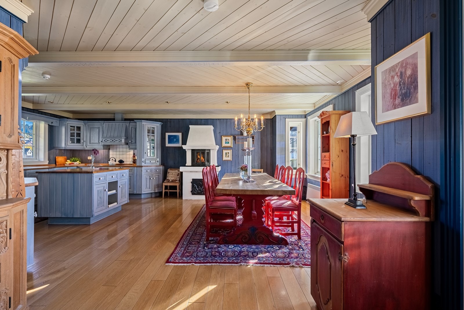 - Gjennom en tofløyet dør kommer man inn til kjøkken og spisestue - husets hjerte - Galleribilde