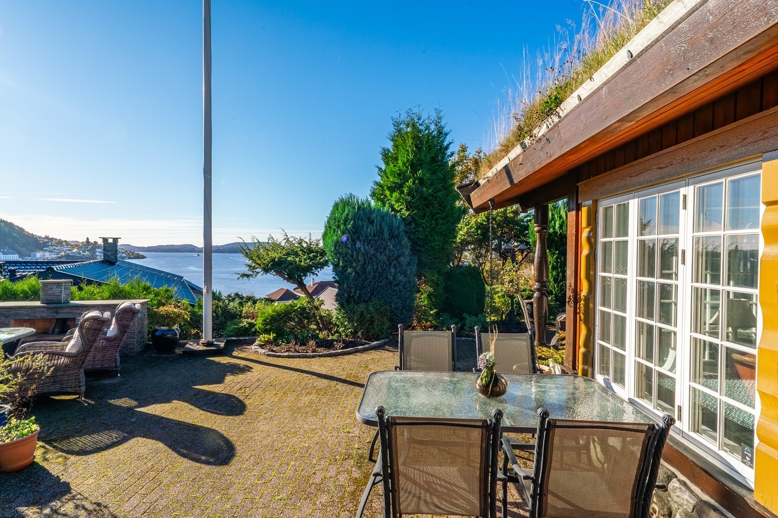 - Uteplassen kan enkelt deles inn i naturlige soner, og er skjermet for innsyn - Galleribilde