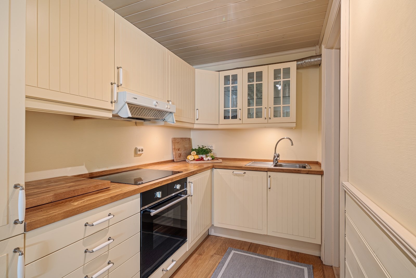 - Kjøkkeninnredningen har profilerte fronter og benkeplate av heltre - Galleribilde