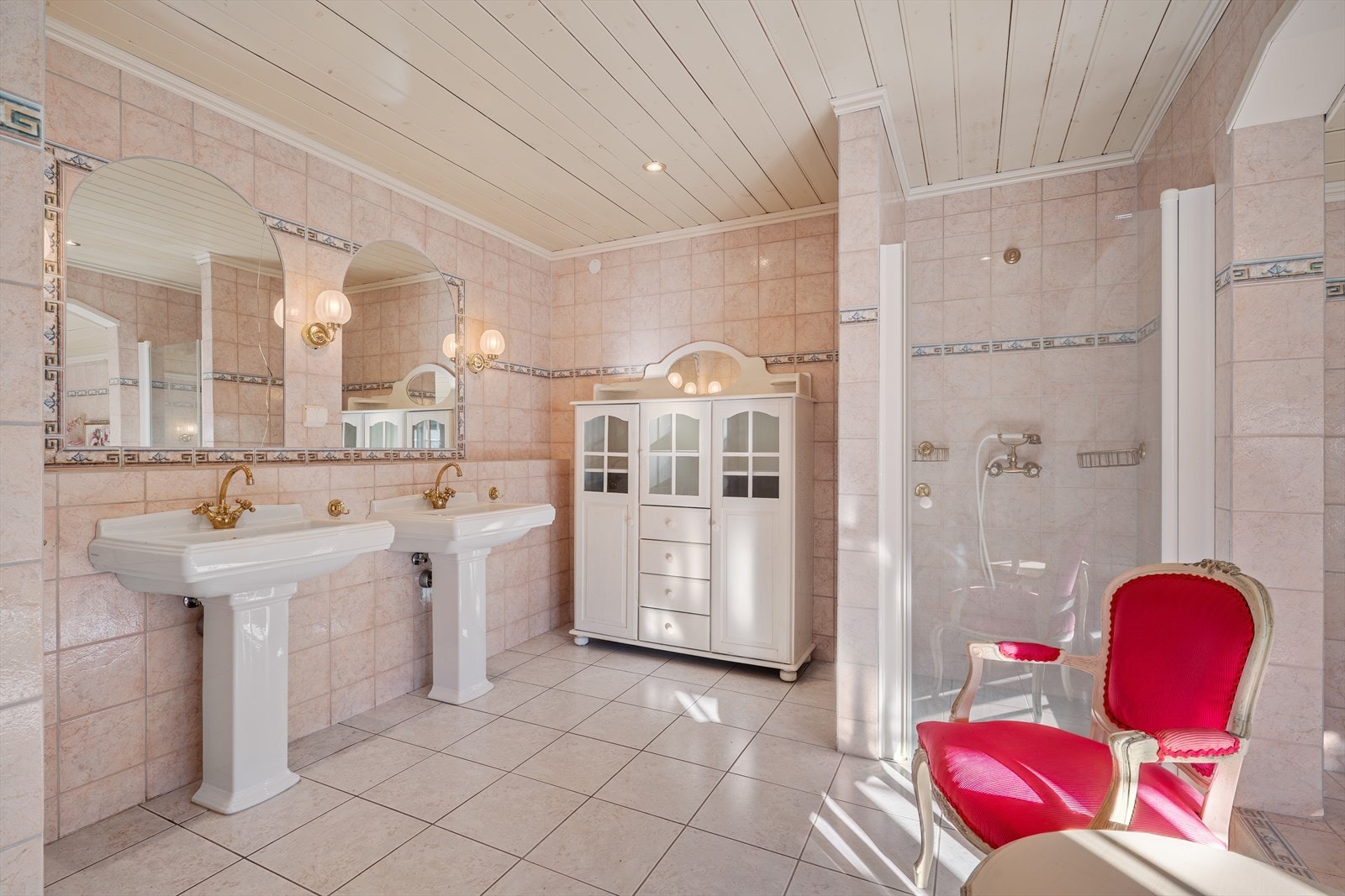 - To servanter er svært praktisk når man er flere - Galleribilde