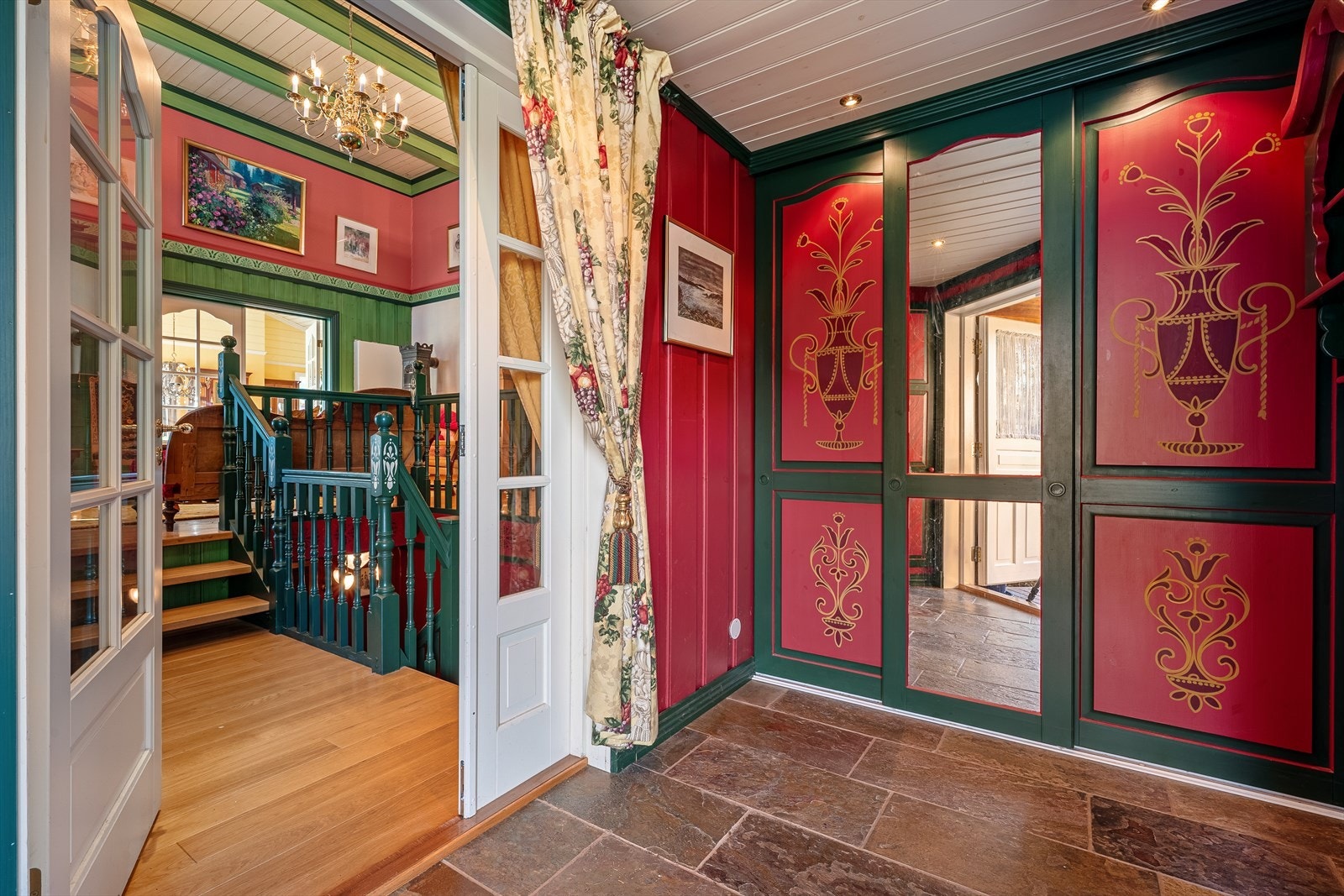 - I vindfanget er det også en plassbygget garderobeløsning med god plass til å henge fra seg yttertøy - Galleribilde