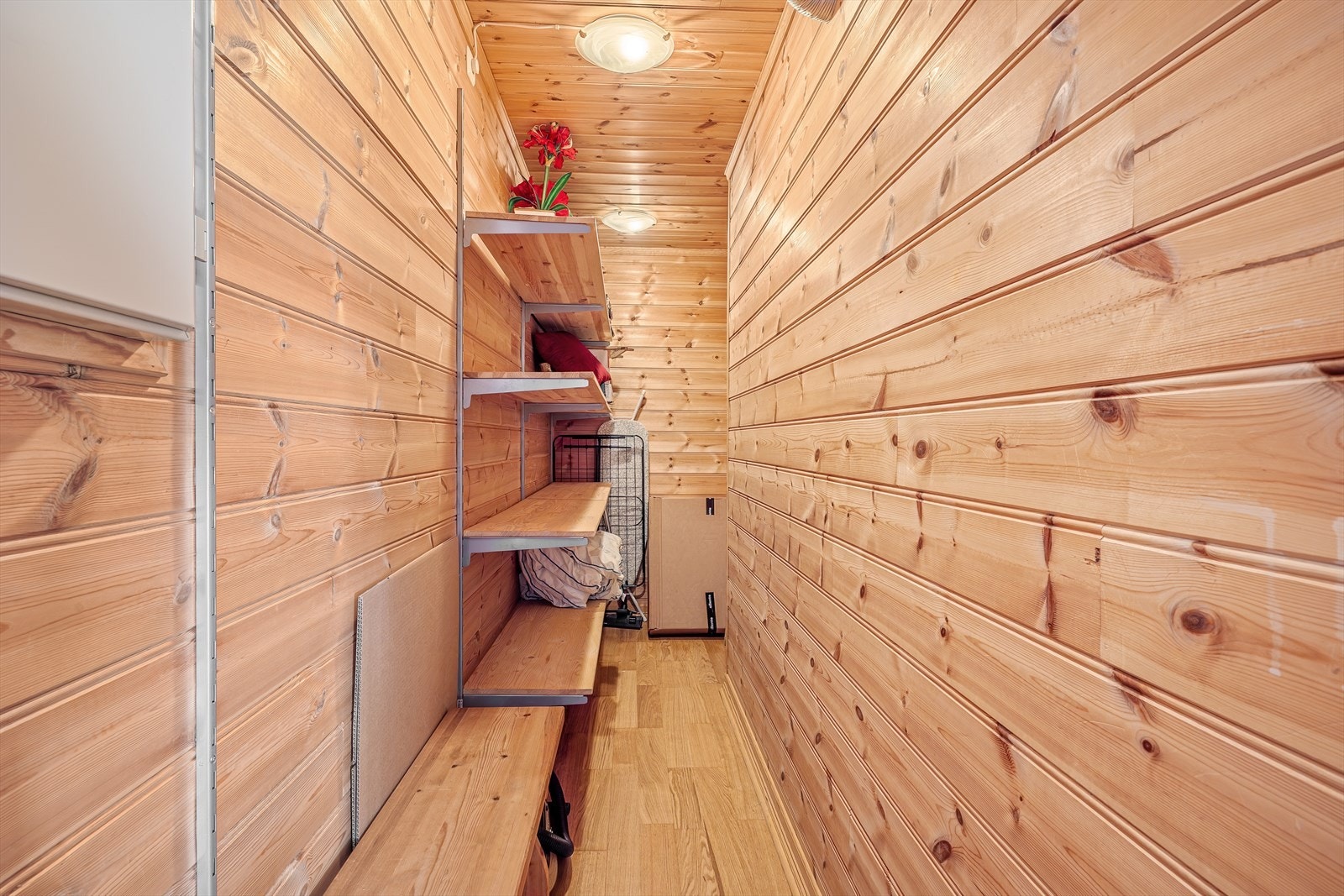 - Boligen har flere boder som måler hhv. 5,5m², 4,8m² og 4,2m² - Galleribilde