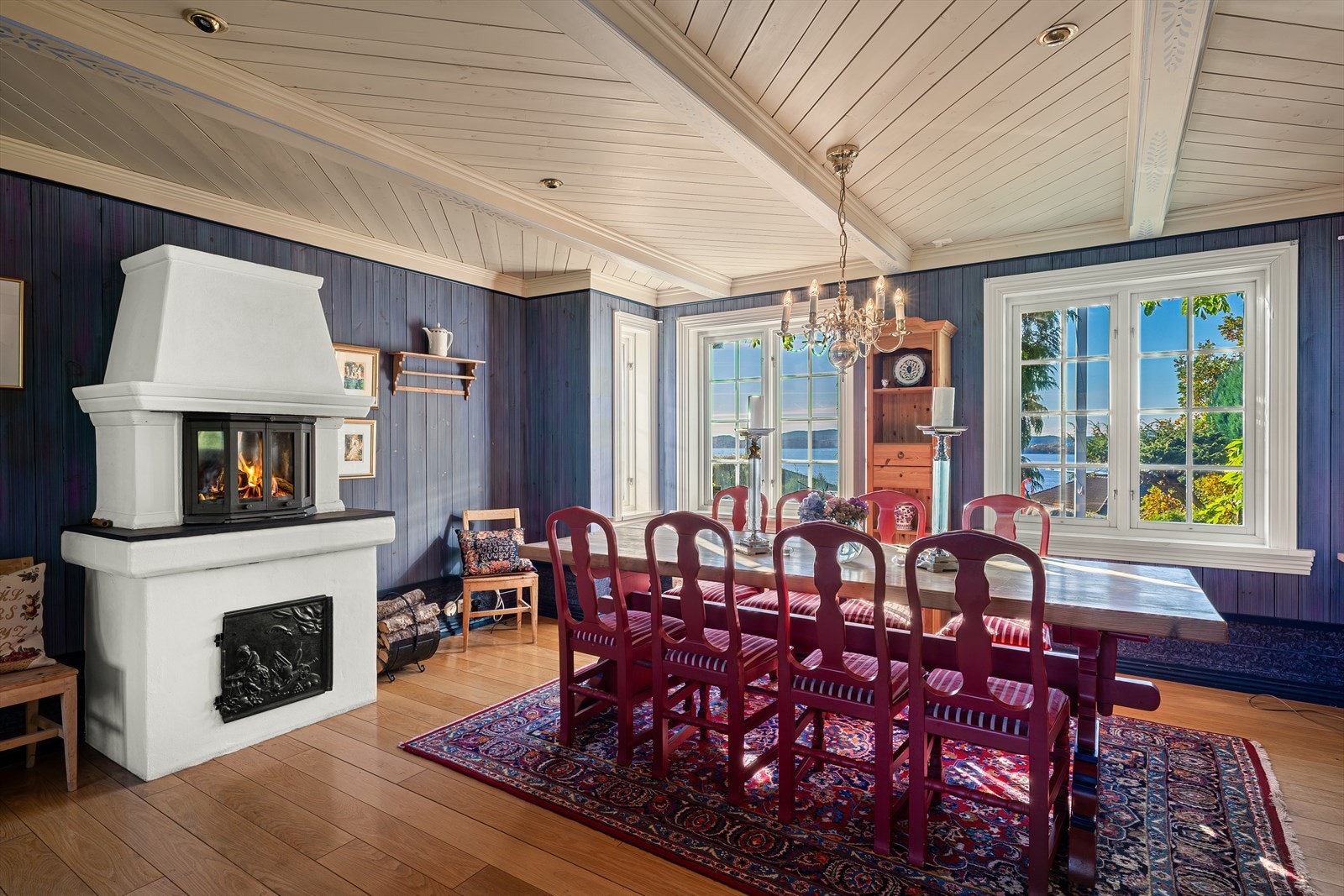 - Den flotte peisen gir godt med varme på kalde vinterdager og sørger for en hjemmekoselig atmosfære - Galleribilde