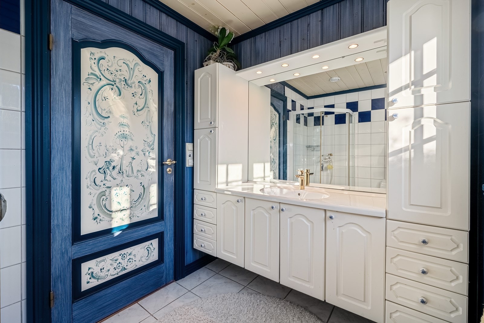 - På døren er det malt nydelige motiver - Galleribilde