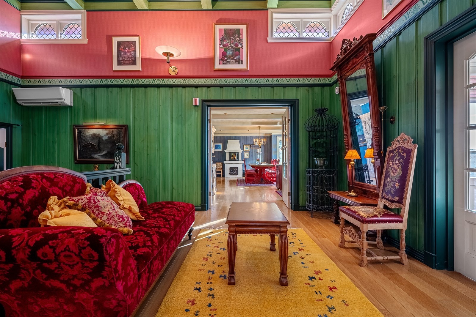 - Med vinduer opp mot himlingen og store glassdører får man godt med lysinnslipp også i hallen - Galleribilde