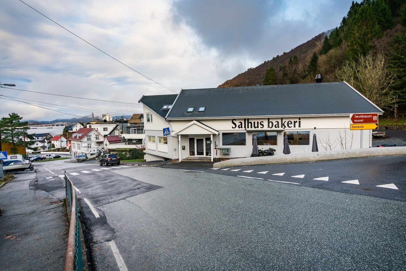 - Et ekte lokalt høydepunkt er Salhus Bakeri, en skjult perle som trekker folk fra fjern og nær - Galleribilde