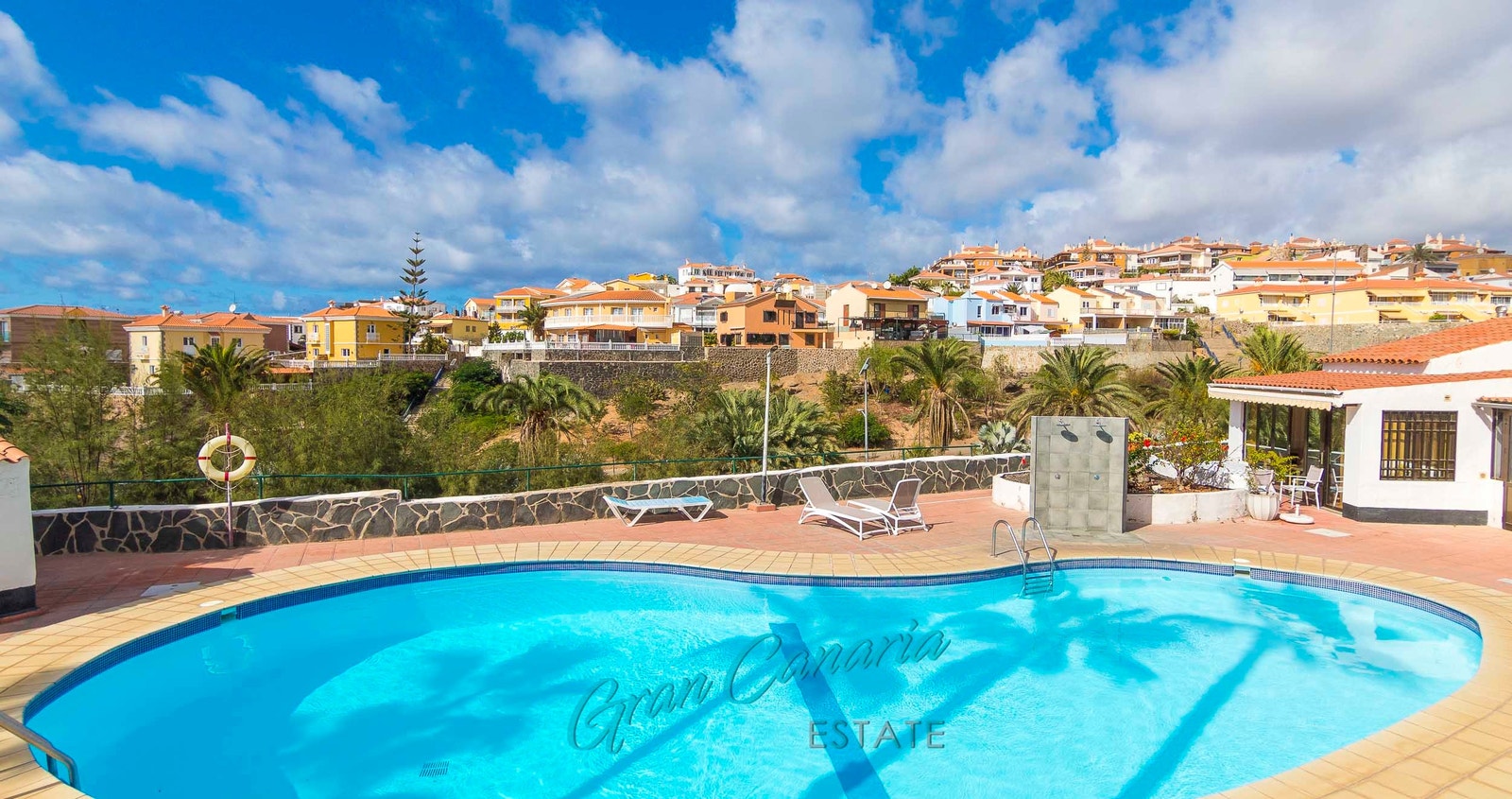 Et av de flotte bassengene ligger rett over fra leiligheten Galleribilde