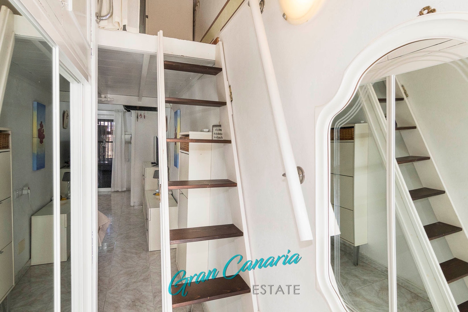 Hemsen nås via en solid trapp som festes til veggen når den ikke er i bruk. Galleribilde