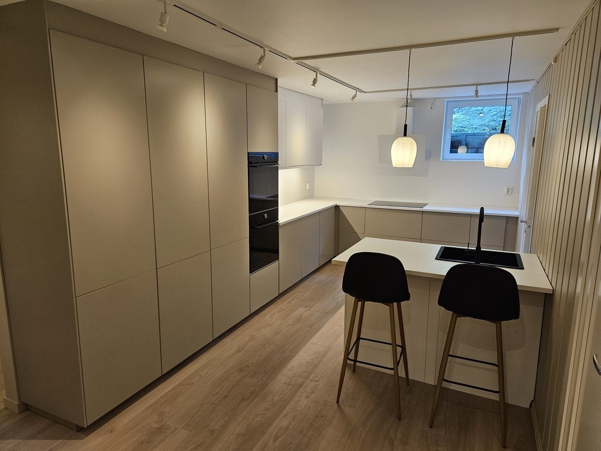 Tilbake til hovedhuset. Rett ved inngangspartiet er kjøkkenet. Det er fullt integrert med hvitevarer, herav to kjøleskap/frys, to stekovner og koketopp med fem kokesoner. Galleribilde