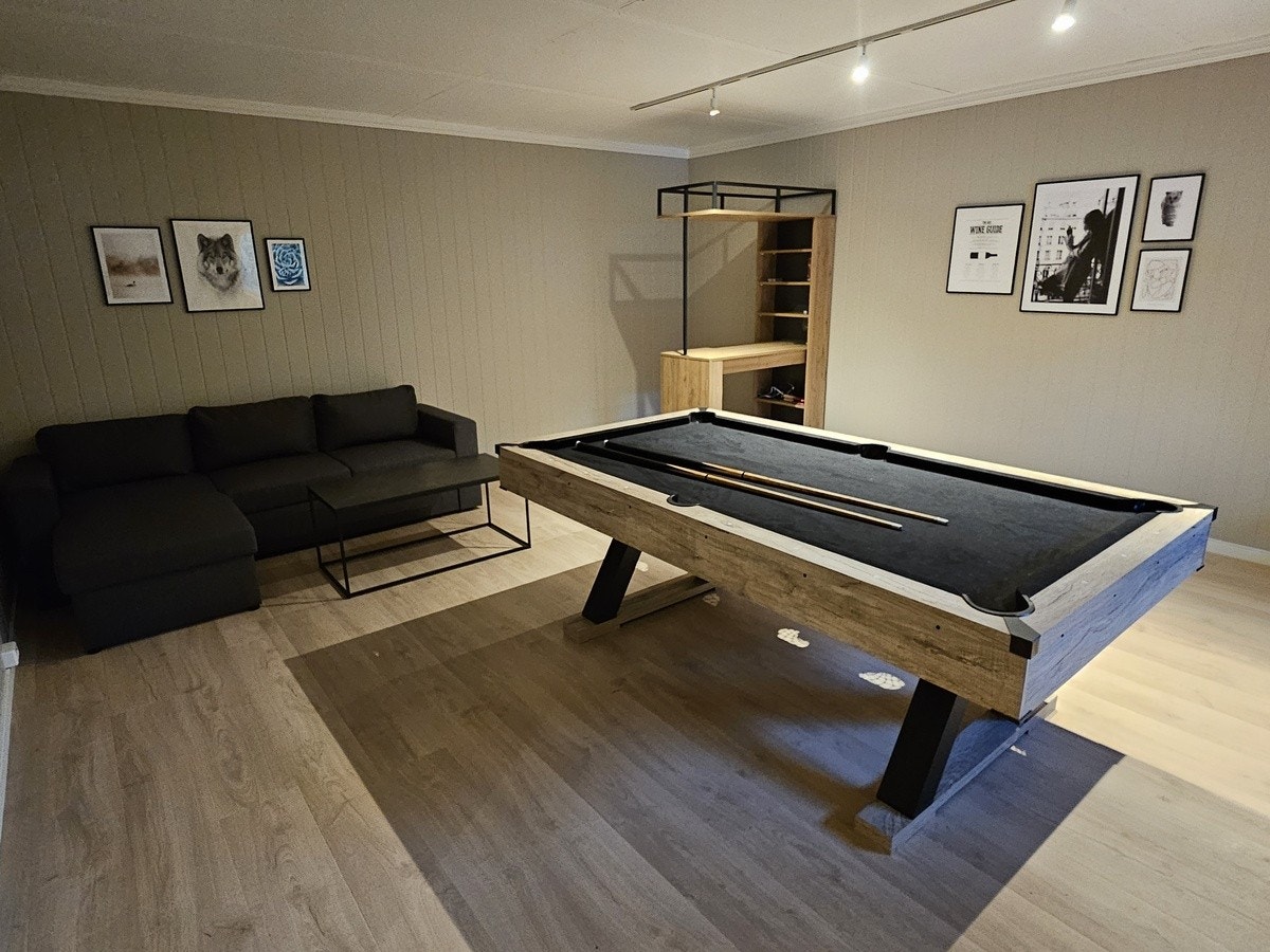 I tillegg til huset disponeres et anneks som nylig er oppusset og møblert med bar, sofa og multibord (biljard og borttennis). Annekset er på 49 kvm. Galleribilde
