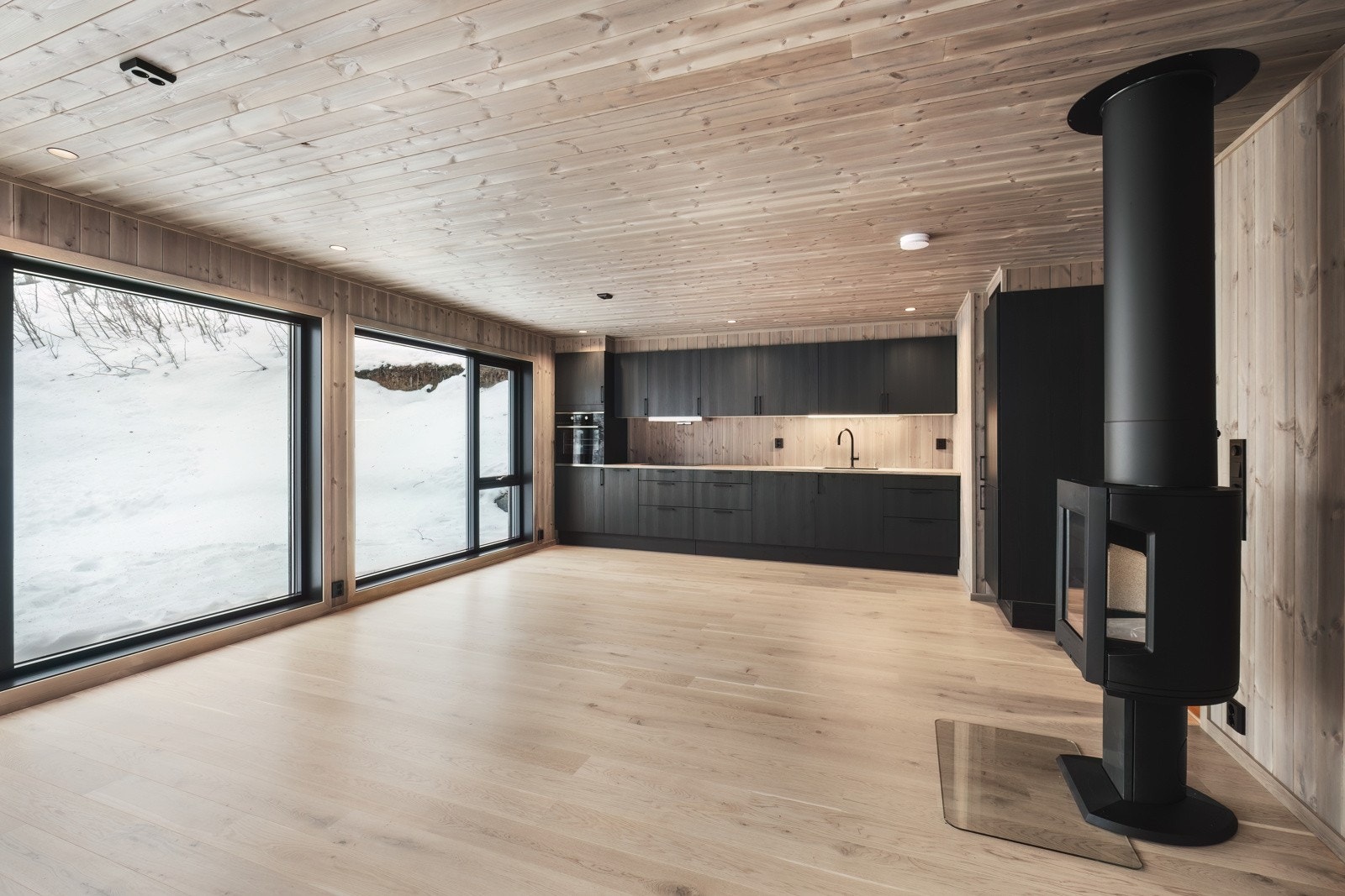 Flott HTH-kjøkkeninnredning i mørk utførelse som skaper et moderne og stilfullt uttrykk. Galleribilde