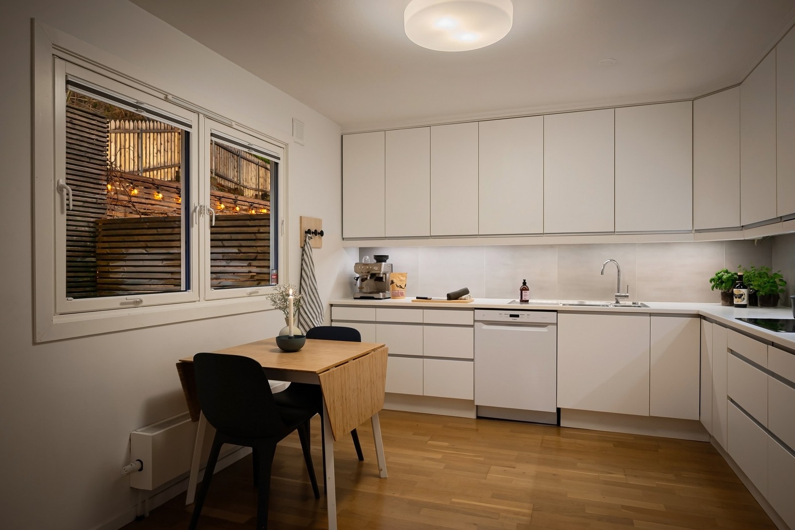 Integrerte hvitevarer som oppvaskmaskin, stekeovn, induksjonstopp og kjøl/frys følger med, og ventilator har avtrekk ut Galleribilde