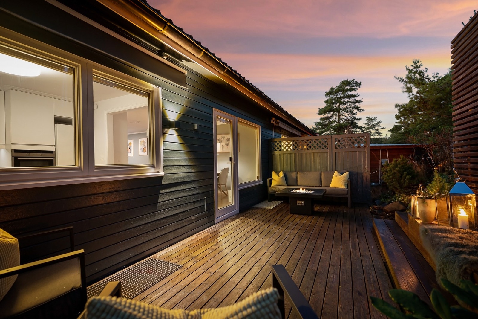 God plass til utemøblement og grill. Lys og stikkontakt på vegg Galleribilde