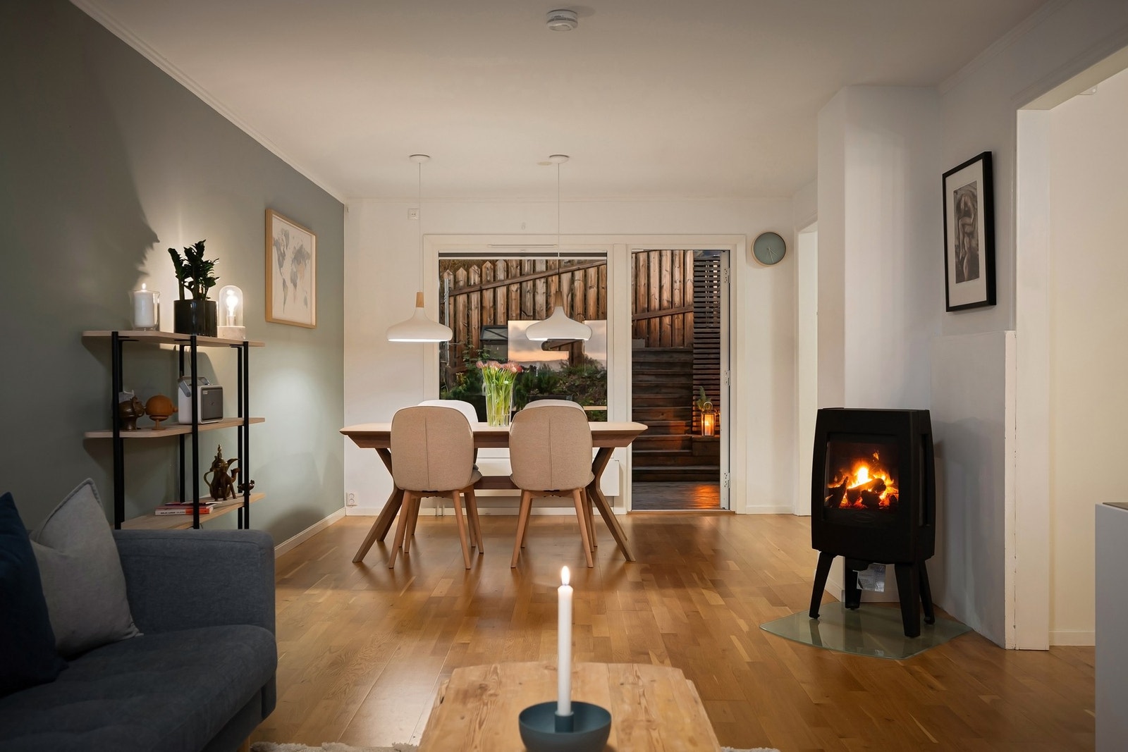 Koselig stue med peisovn fra 2020 for ekstra varme og hygge på kalde dager Galleribilde