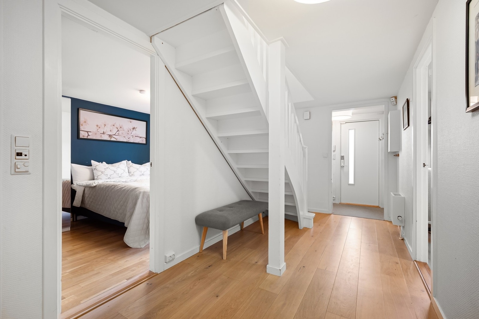 Entreen i underetasjen er malt i lyse farger og fremstår innbydende Galleribilde