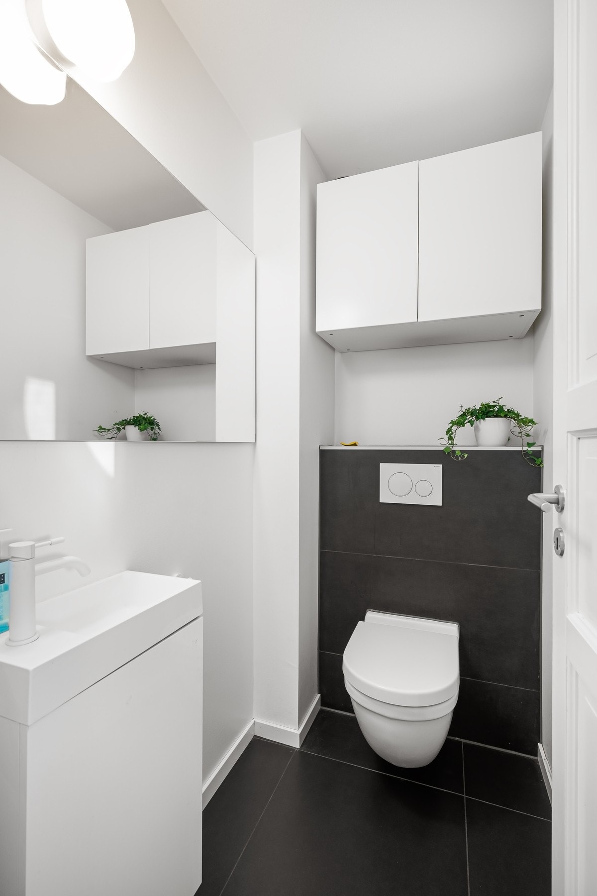 Praktisk WC-rom, oppgradert i 2019, i overetasjen. Her er det flere i borettslaget som har utvidet rommet og satt inn dusj Galleribilde