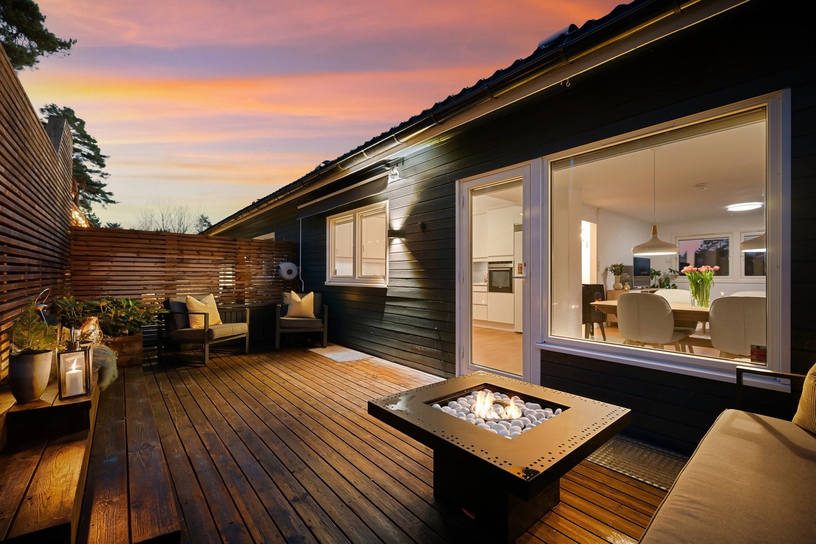 Boligen har utgang til stor og flott uteplass med både formiddag-og ettermiddagssol Galleribilde