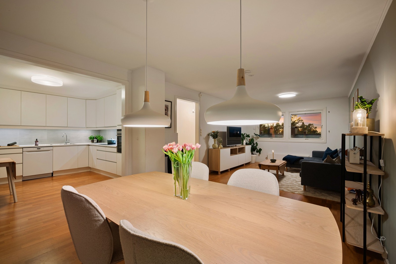 Flott rekkehus med god standard i attraktive Sloreåsen - stor og solrik uteplass - garasjeplass med lader Galleribilde