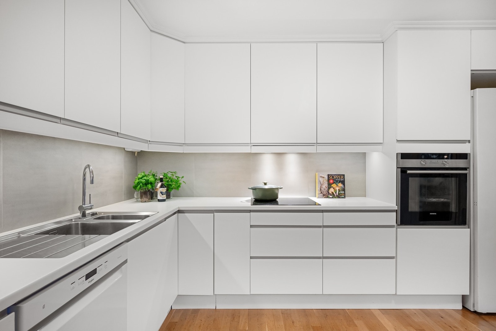 Gulv, vegger og himling er gjennomgående pene og vedlikeholdte Galleribilde