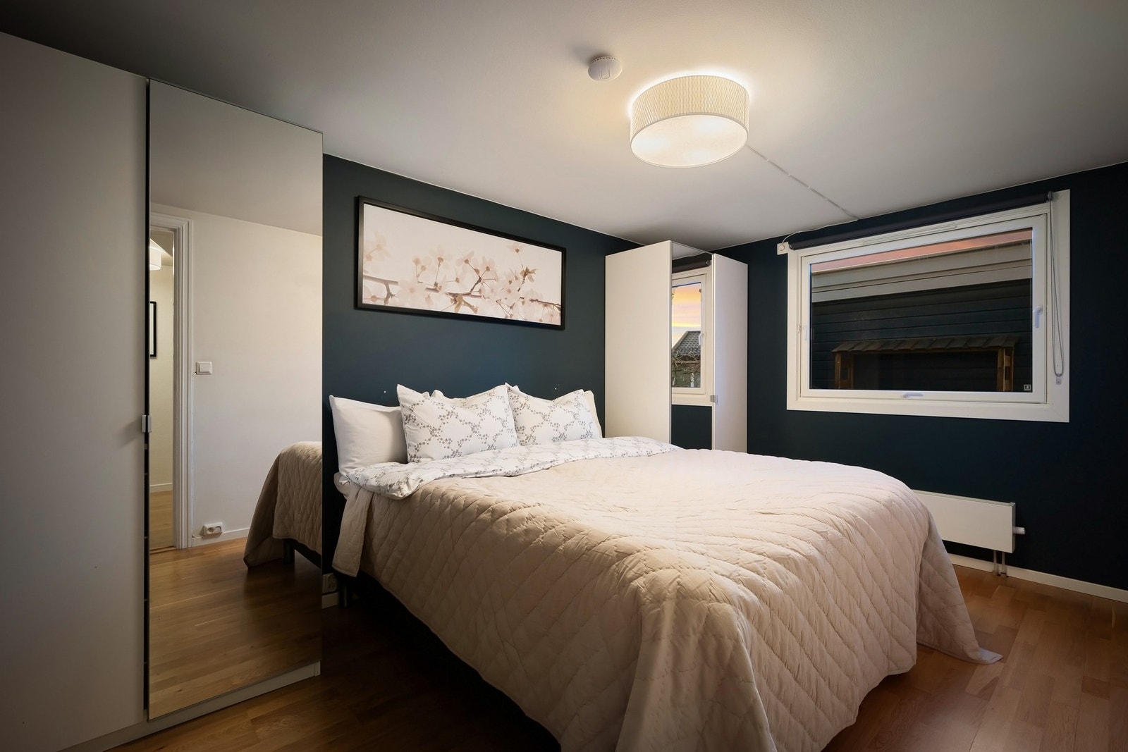 Stort hovedsoverom med medfølgende garderober Galleribilde