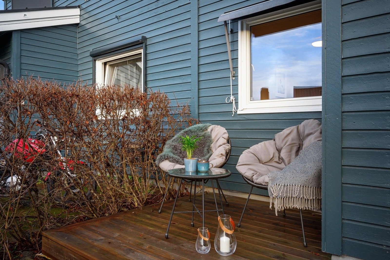 Nyere markise for solskjerming. Utvendig bod på 6 kvm med plass til ski, barnevogn og sykler Galleribilde