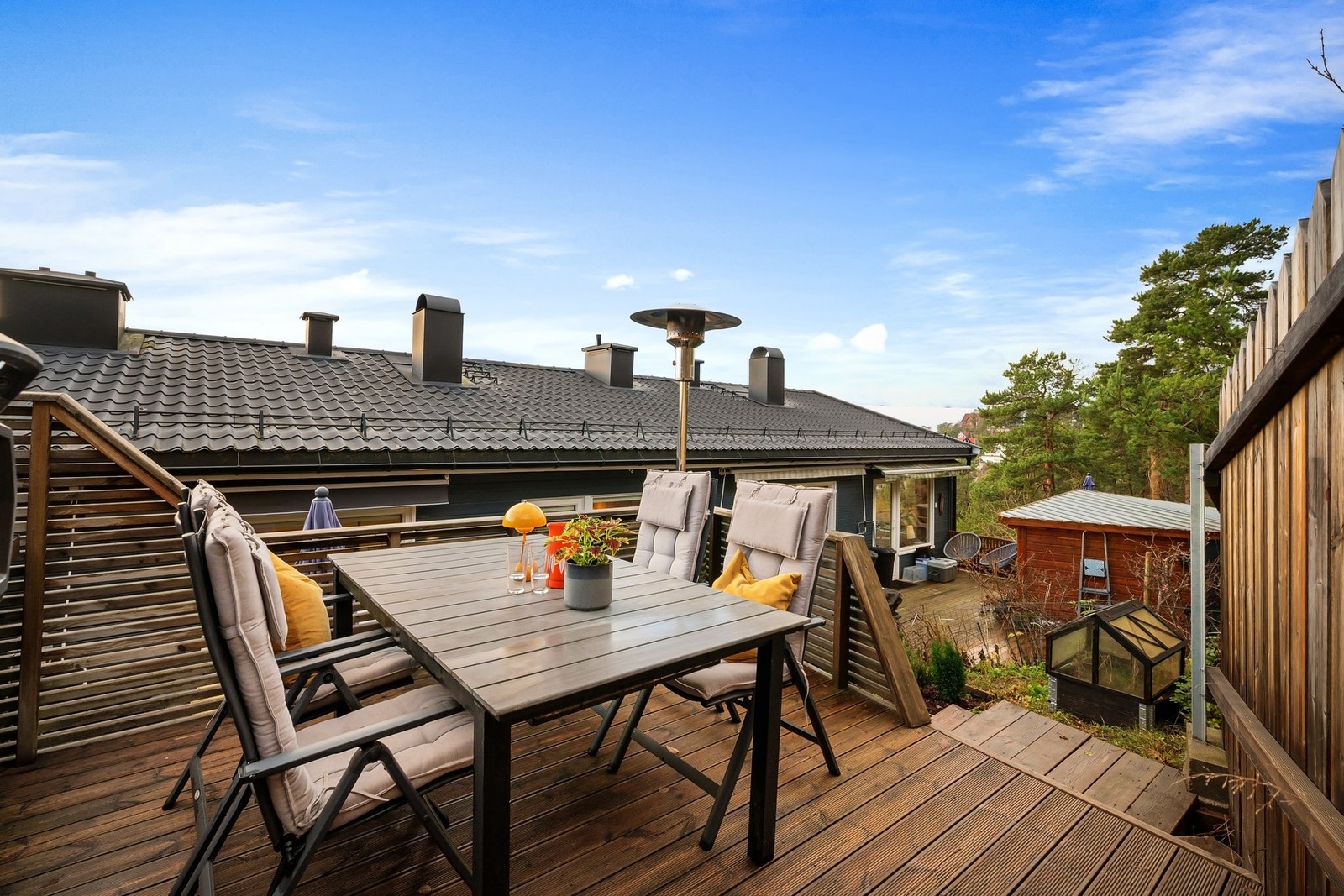 Uteområdet på oversiden har trykkimpregnerte terrassebord og tretrapp mellom nivåene Galleribilde