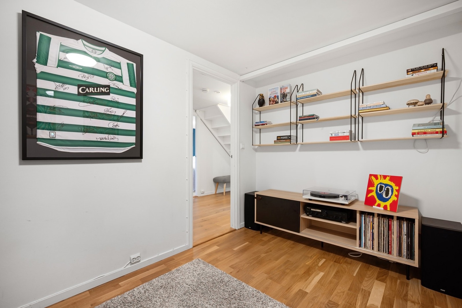 Et disponibelt rom med vindu gir mange muligheter. Rommet kan brukes som TV-stue, kontor, treningsrom, hobbyrom eller ekstra gjesterom, og har god størrelse og fleksibel innredning Galleribilde