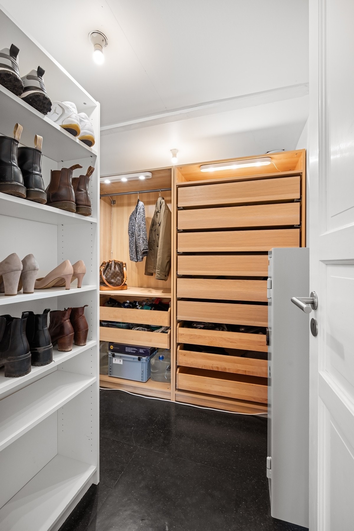 Praktisk innvendig bod med god oppbevaringsplass Galleribilde