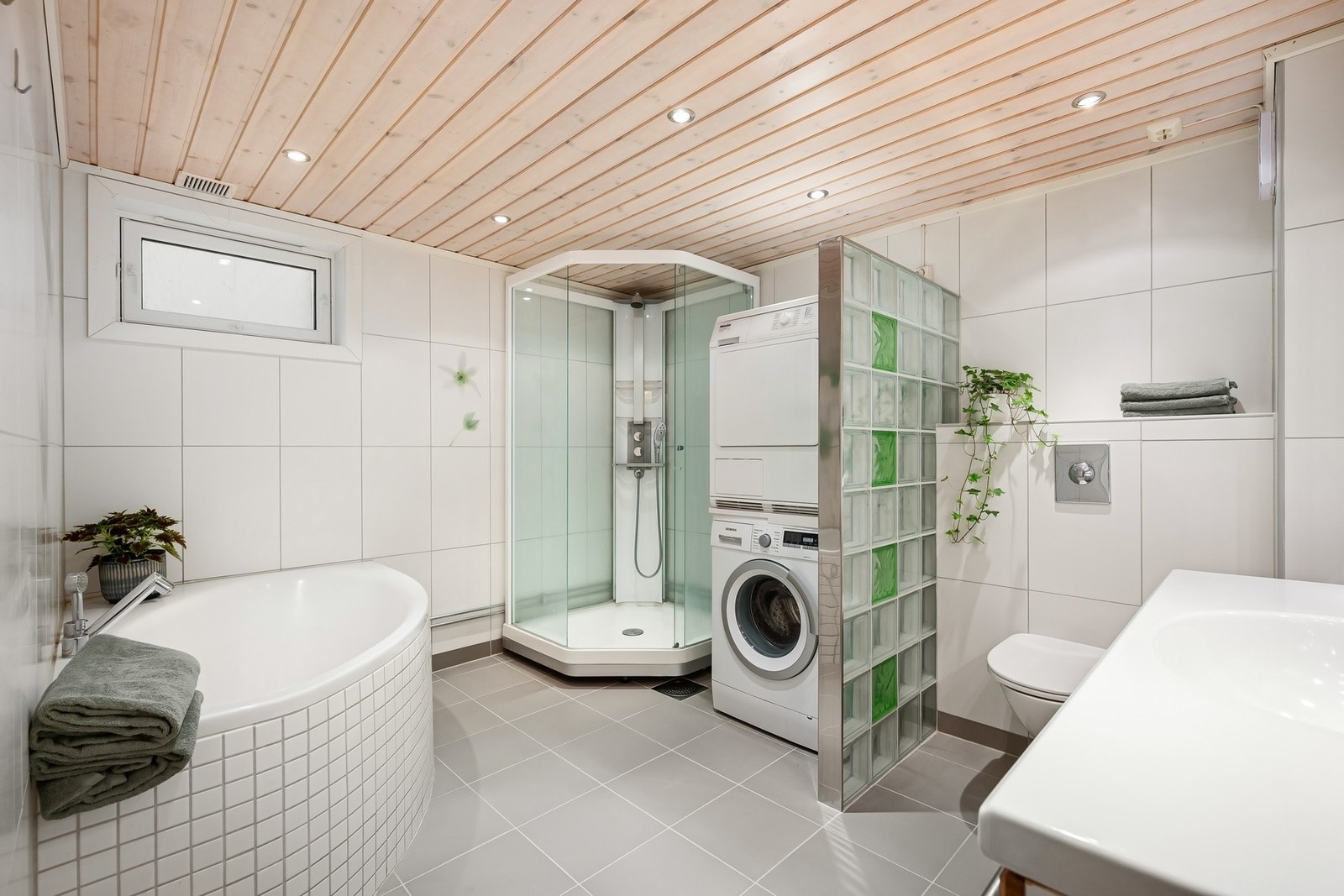 Badet ble oppusset i 2010 og har flislagte vegger samt gulv med varmekabler og malt himling med innfelte downlights. Opplegg for vaskemaskin og glassbyggersteinsvegg ved vaskesøyle Galleribilde