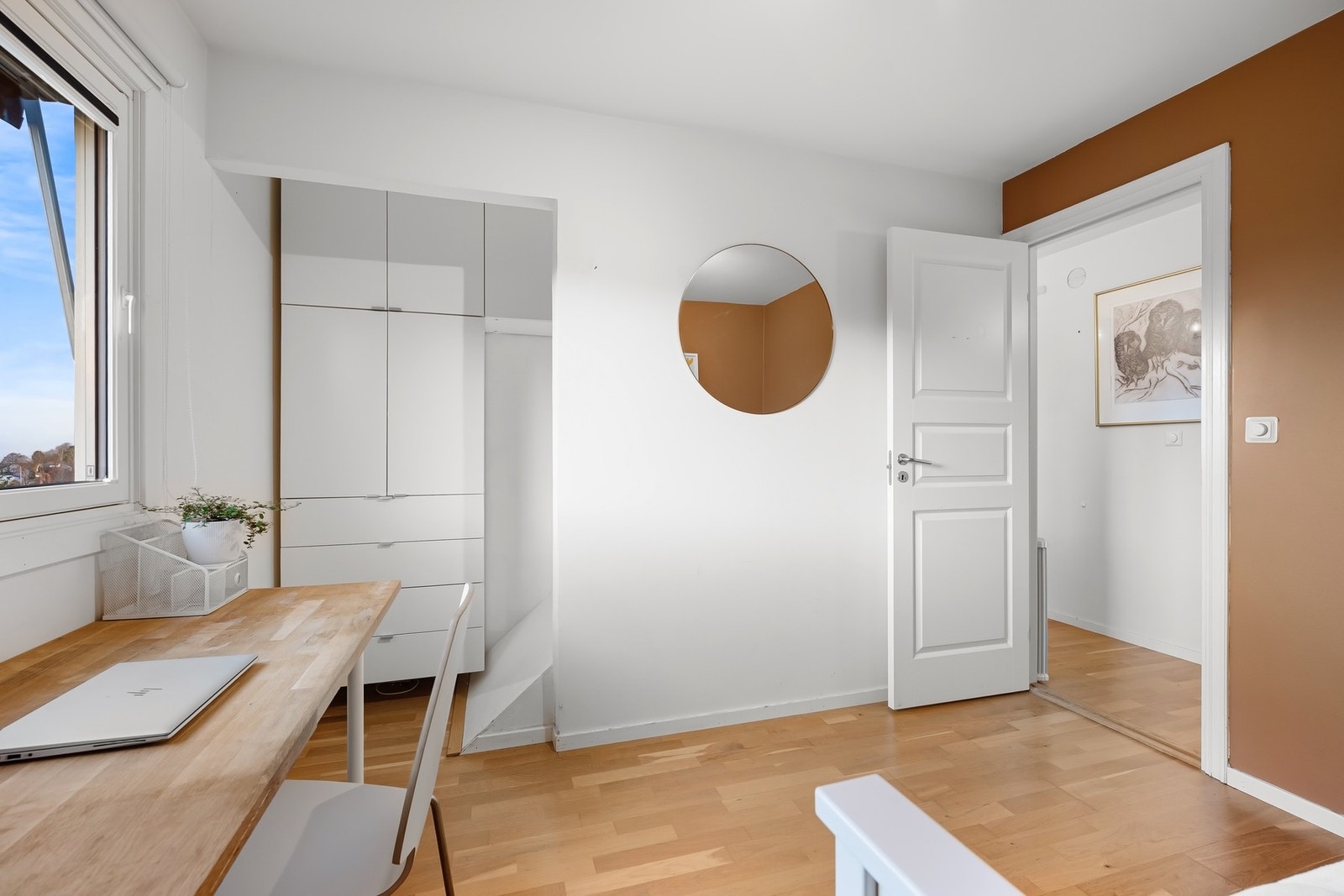 Oppbevaringsplass i medfølgende garderobe Galleribilde