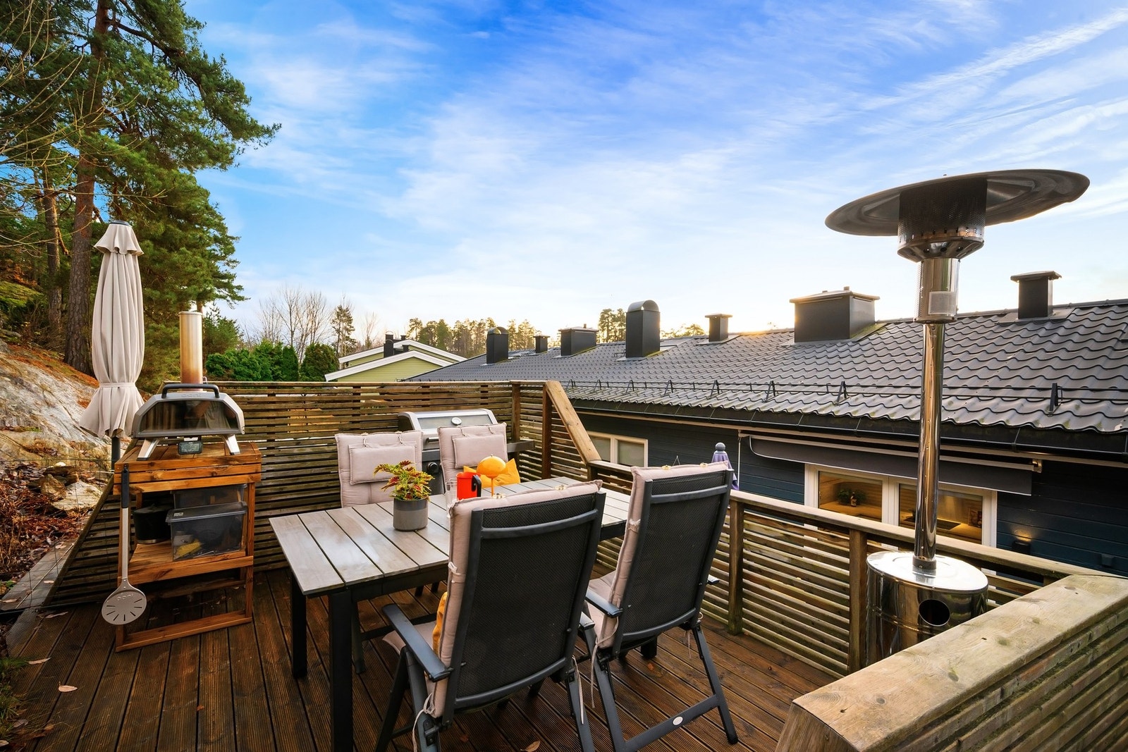 Pent opparbeidet uteområde med flere sosiale soner Galleribilde