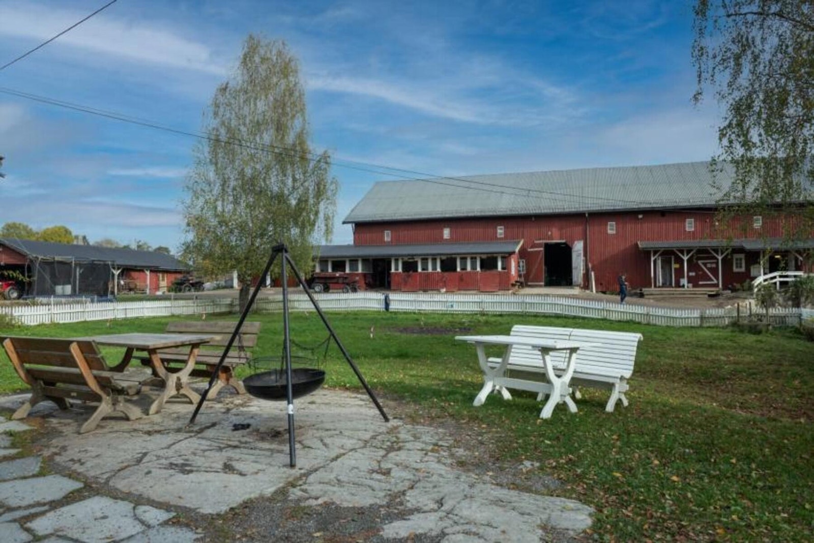 Noen minutters gange til Søndre Aas gård med turmuligheter, dyr, hester og rideskole - en idyllisk besøksgård, omkranset av flotte rekreasjonsmuligheter Galleribilde