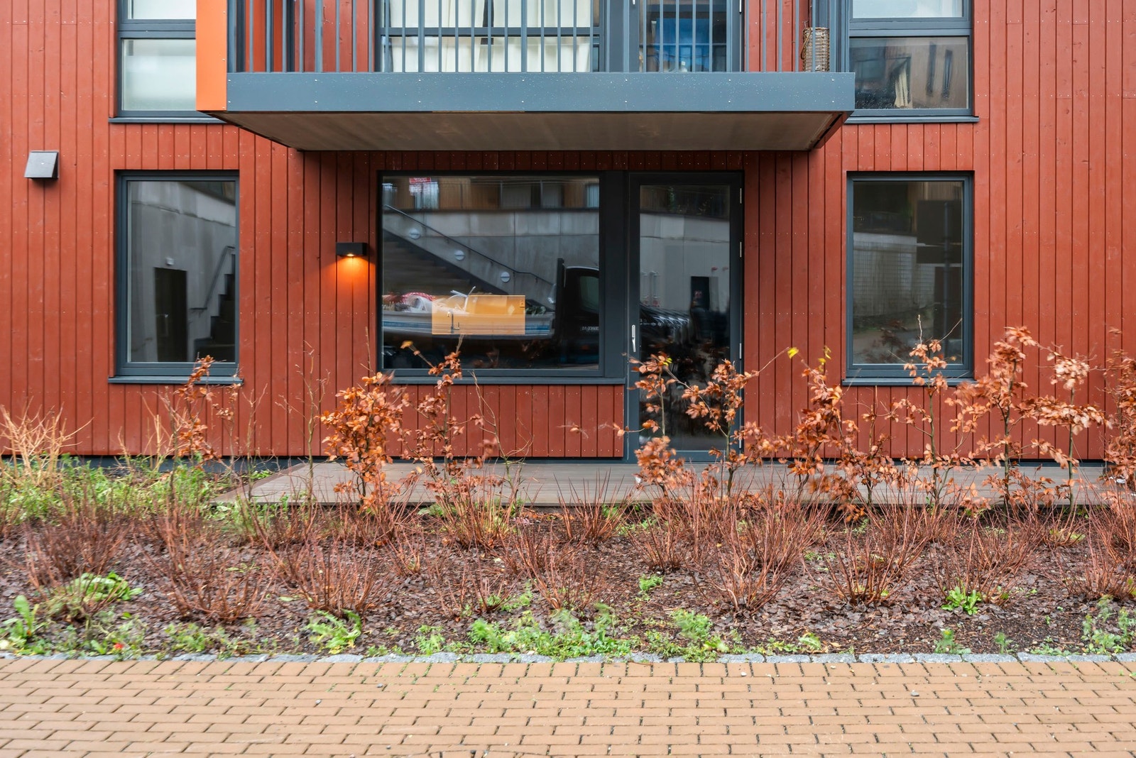 Hjemmet ligger til i byggets første etasje. Galleribilde