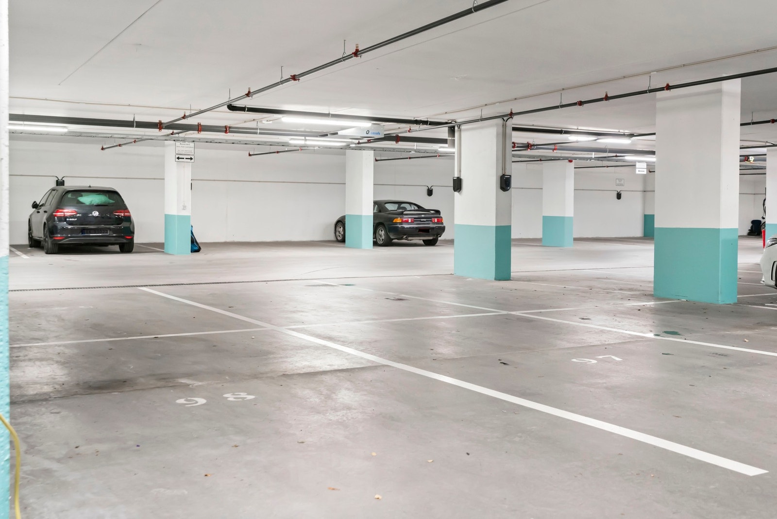 God radius for bilen i garasjeanlegget. Galleribilde