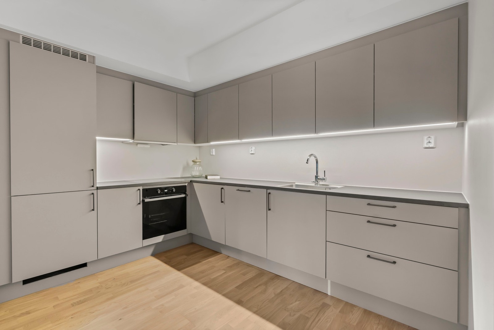 Lekkert kjøkken med rikelig skapplass. Galleribilde