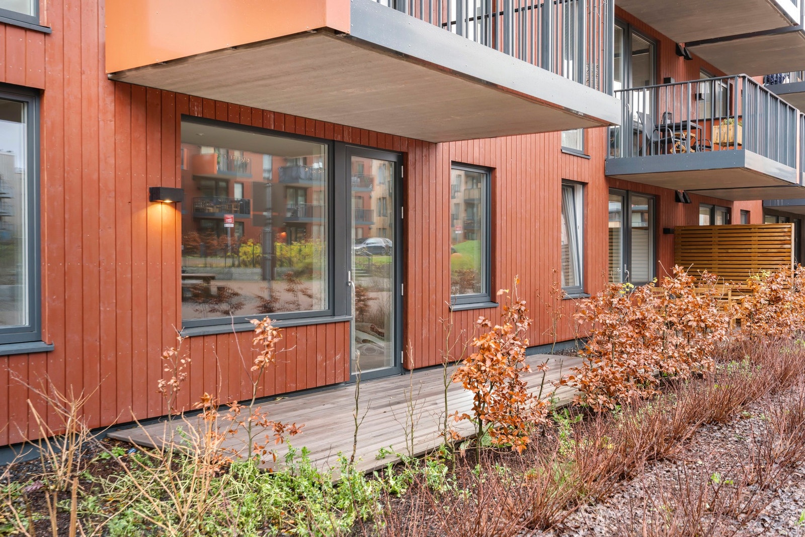 Terrassen er vendt ut mo indre gårdsrom. Galleribilde