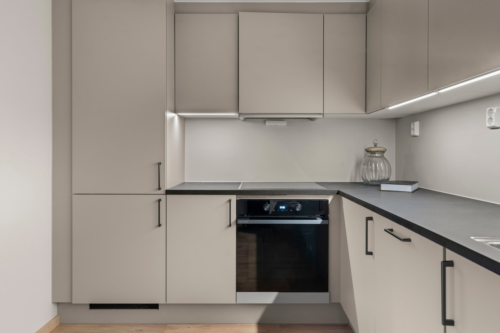 Hvitevarer er integrerte og medfølger handelen. Galleribilde