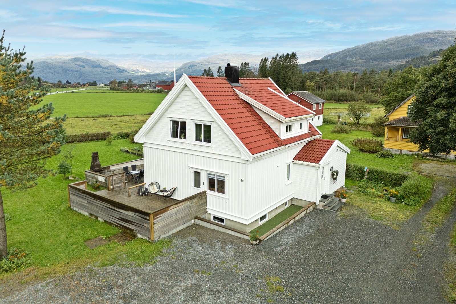 Den romslige tomten byr på et bredt spekter av muligheter, enten man ønsker å nyte den som den er, tilrettelegge for lek og aktivitet, eller videreutvikle eiendommen etter egne behov og ønsker. Galleribilde