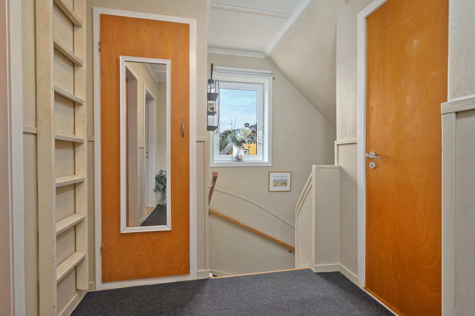 Loftsgang med praktisk plass til oppbevaring og garderobeløsning. Fra gangen er det adkomst til kaldloft via luke, noe som gir ekstra lagringsmuligheter og god funksjonalitet i boligen. Galleribilde