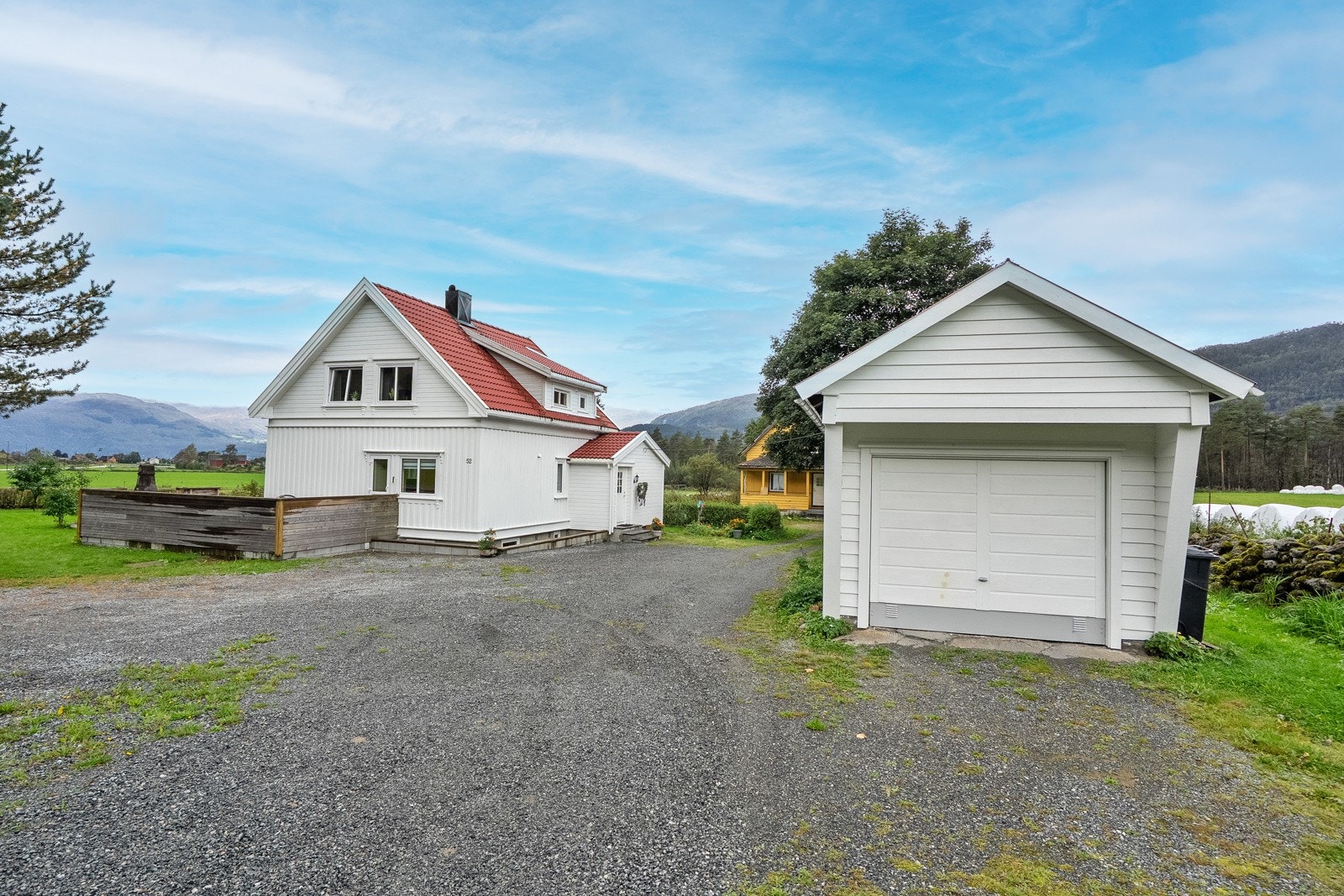 Gårdsplassen er gruset/singlet og gir god plass til parkering samt enkel adkomst til eiendommen. Galleribilde
