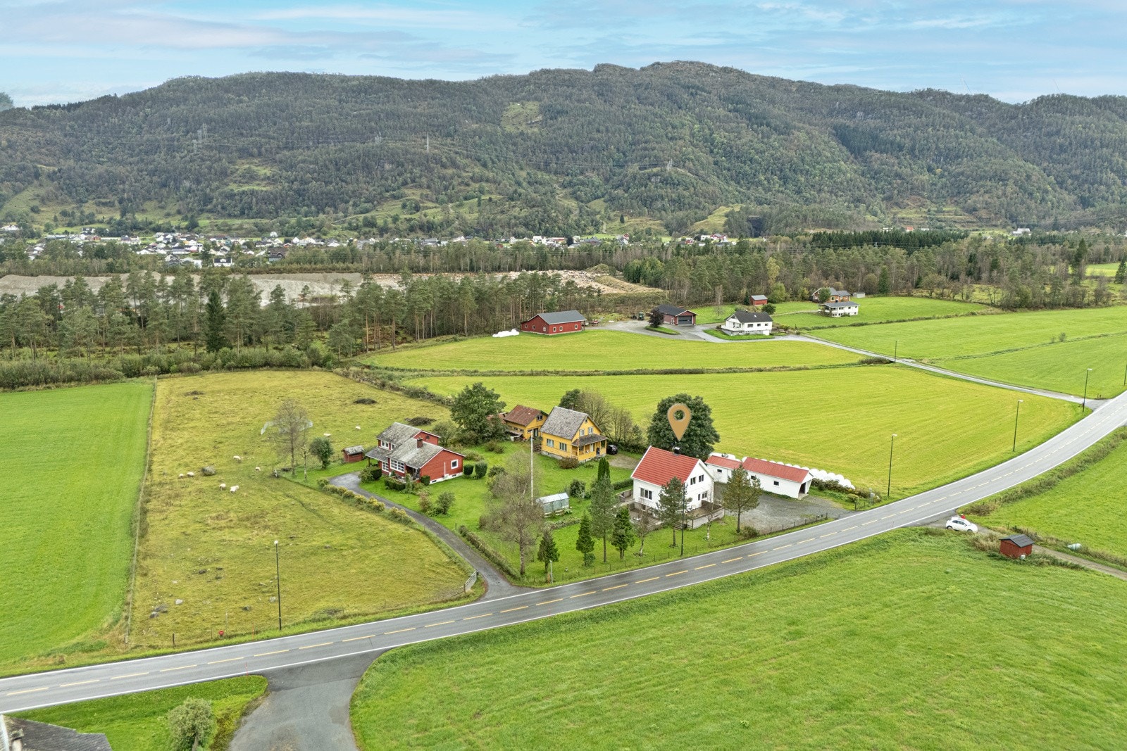 Landlig og fin beliggenhet i naturskjønne omgivelser. Galleribilde