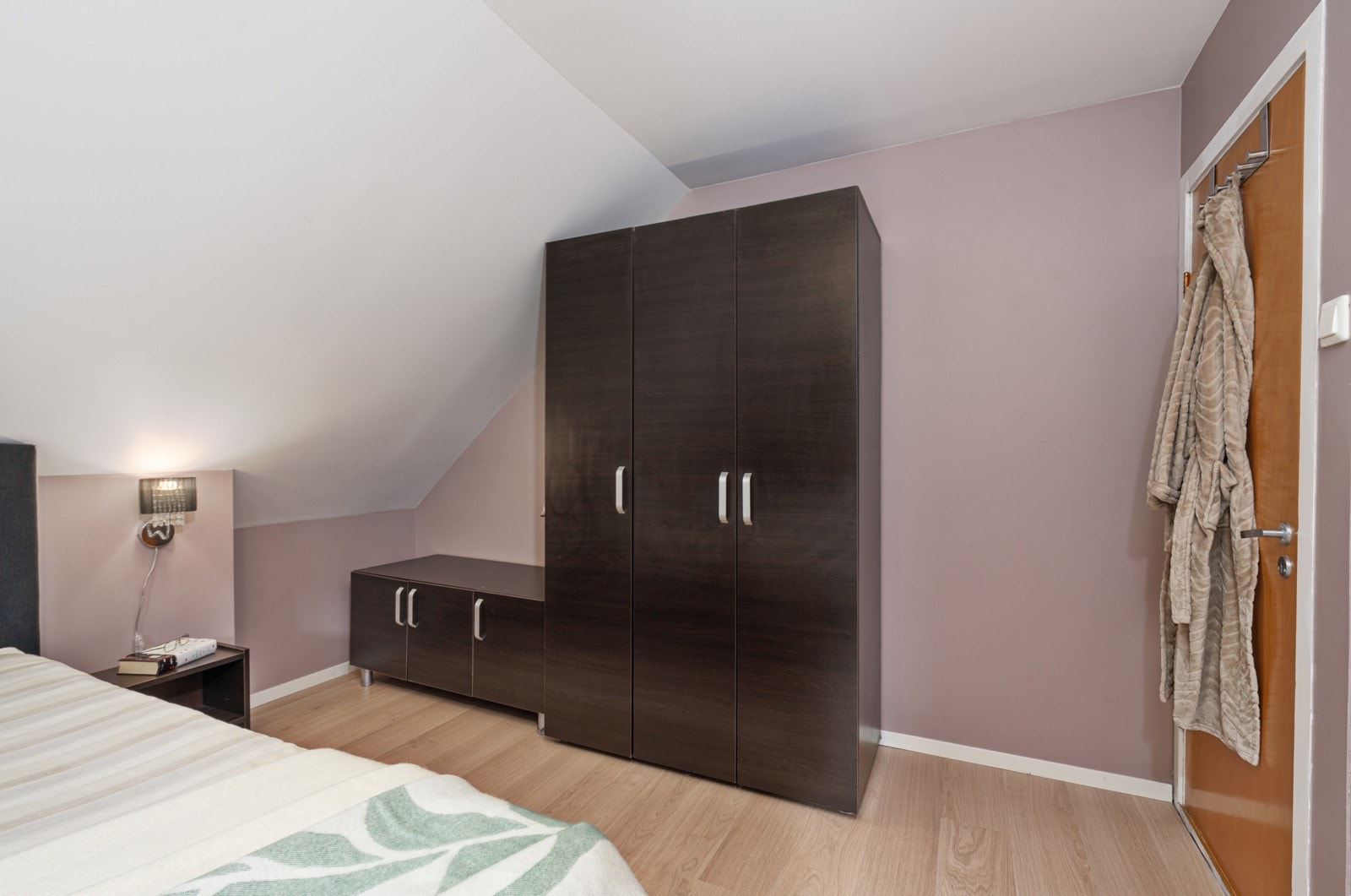 Romslig hovedsoverom med plass til garderobe. Galleribilde