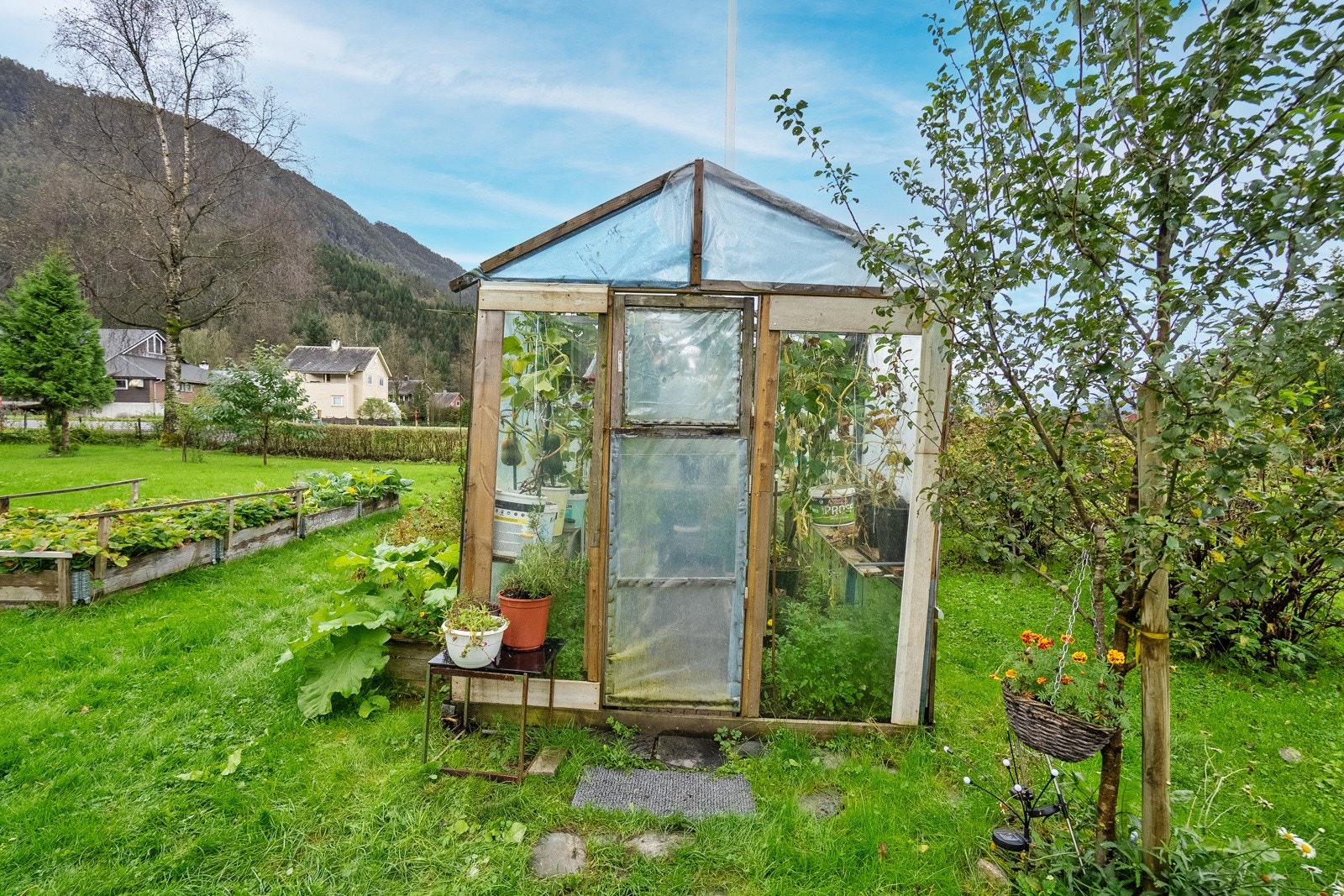 Den romslige tomten byr på et bredt spekter av muligheter, enten man ønsker å nyte den som den er, tilrettelegge for lek og aktivitet, eller videreutvikle eiendommen etter egne behov og ønsker. Galleribilde