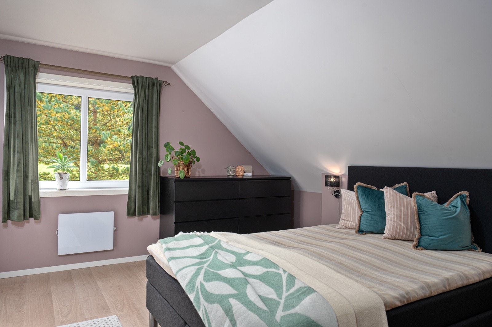 Romslig hovedsoverom med plass til garderobe. Galleribilde